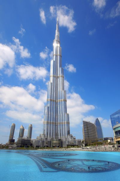 دوبی امارات متحده عربی فوریه 19 نمابر Burj Khalifa در تاریخ 19 فوریه 2011 در دبی امارات متحده عربی Burj Khalifa بلندترین ساختمان در جهان است در 828 متر واقع در مرکز دبی جاده شیخ زاید