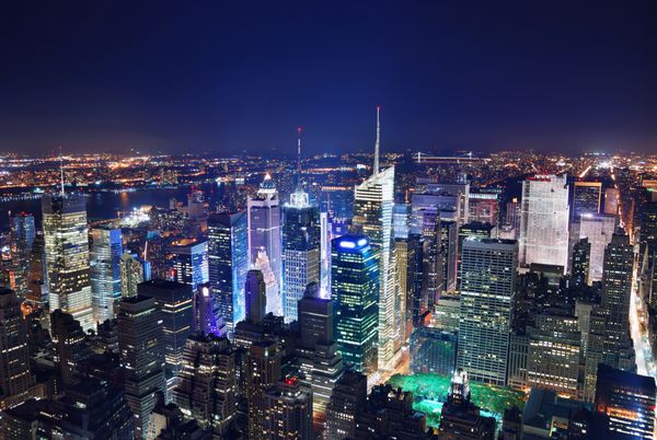 پانوراما با منظره هوایی هوایی نیویورک شهر منهتن تایمز در شب با آسمان خراش ها و خیابان ها