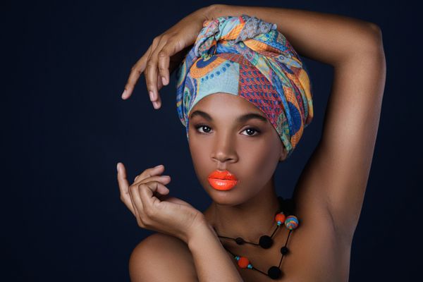 پرتره زن آفریقایی با شال رنگارنگ بر سر او