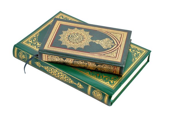 دو کتاب قرآن مقدس بر روی سفره است
