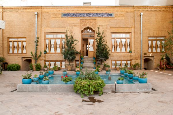 تهران ایران 7 اکتبر نمایشگاه حیاطی یک خانه تاریخی در سال 2017 تهران