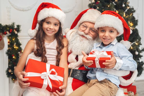 بابا نوئل با بچه ها در داخل کریسمس مفهوم جشن
