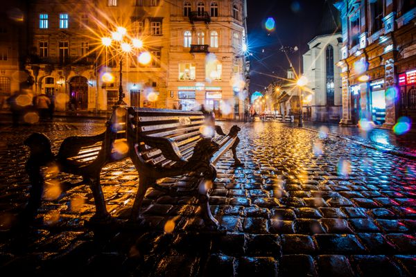 Lviv Ukraine 27 اکتبر 2017 نیمکتهای Lviv در شب بارانی