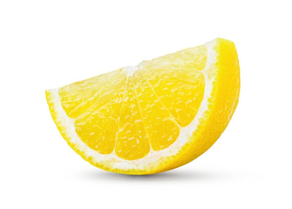 لیمو و برش نیمی برش جدا شده بر روی زمینه سفید
