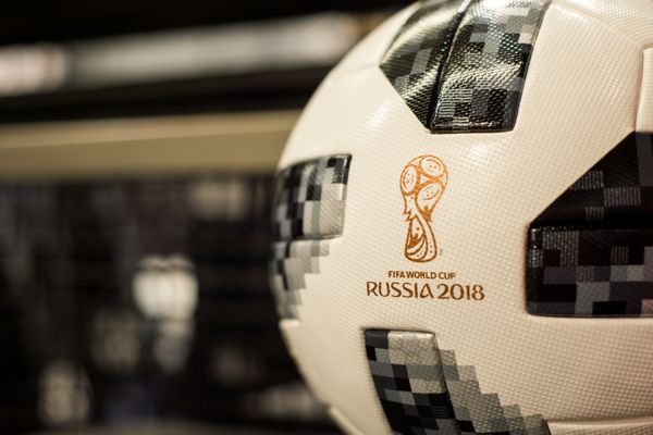 روسیه مسکو نوامبر 2017 توپ رسمی جام جهانی 2018 Adidas Telstar که در تابستان در روسیه برگزار خواهد شد