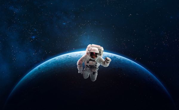 فضانورد در فضای بیرونی سیاره زمین سیاره زیبا رنگارنگ راه شیری شیب آبی تصویر زمینه فضایی عناصر این تصویر مبله شده توسط ناسا