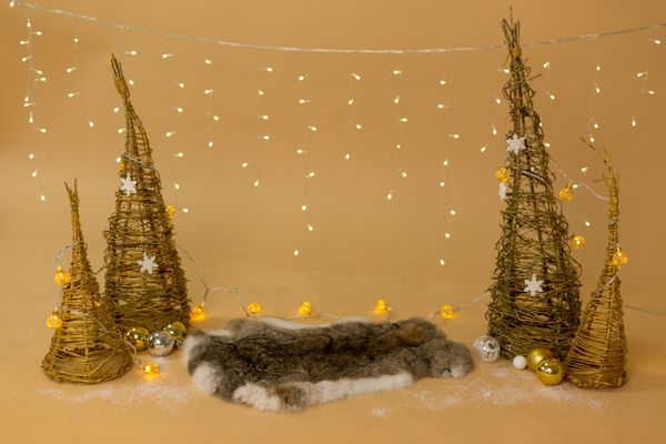 دکور کریسمس درخت کریسمس ساخته شده از شاخه درختان کریسمس و چراغ در پس زمینه خز خرگوش محل عکسبرداری