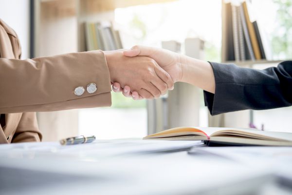 دو زن کسب و کار در طول یک جلسه برای دست زدن به توافق نامه و تبدیل شدن به یک شریک تجاری شرکت ها شرکت ها اعتماد به نفس موفقیت خرید قرارداد بین شرکت های خود را