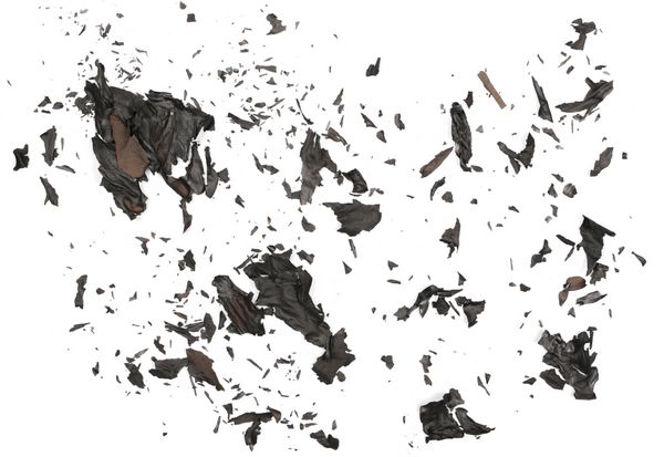 سوزانده شده کاغذ بریده شده کاغذ جدا شده بر روی زمینه سفید نمای بالا