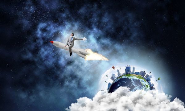 تصویر مفهومی جوان بازرگان در کت و شلوار پرواز در موشک با سیاره زمین و فضای باز در پس زمینه عناصر این تصویر توسط ناسا تهیه شده است