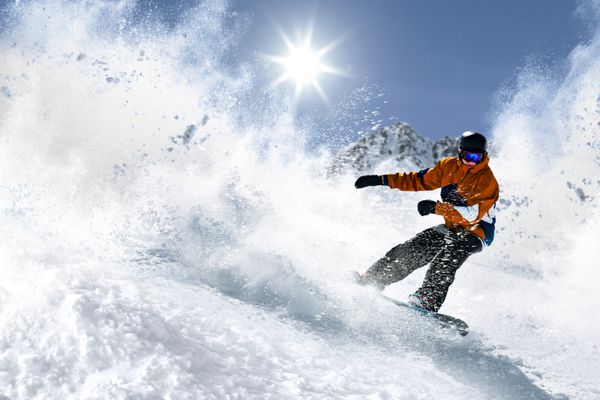 زمان زمستان چشم انداز اسکی باز و کوه ها