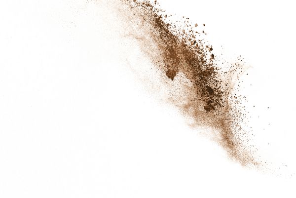 انفجار خاک خشک در زمینه سفید