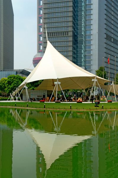 انعکاس چادر در باغ پینگونگ در شانگهای