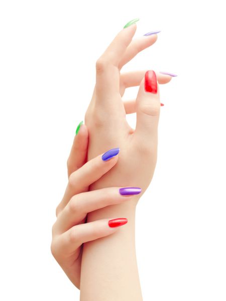 دست زن با ناخن های رنگارنگ بر روی زمینه سفید