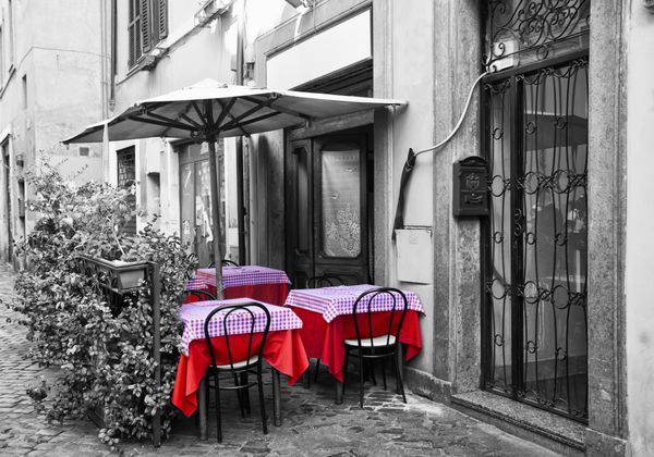 جداول و صندلی برای یک رستوران در یکی از خیابان های Trastevere در سیاه و سفید و اشباع انتخابی
