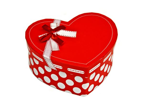 جعبه هدیه قلب شکل با یک روبان در پس زمینه سفید