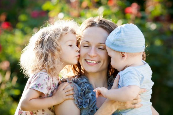 زن مبارک با کودک و کودک خارج از منزل در باغ بهار