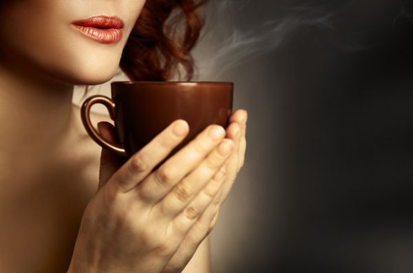 زن زیبا زن قهوه نوشیدن فضایی برای متن