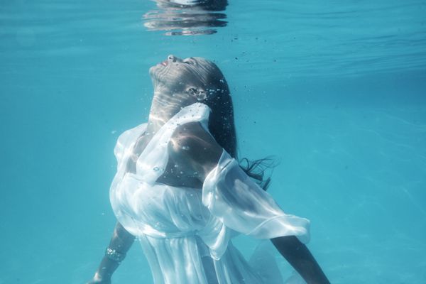 دختر زیر آب در استخر شنا
