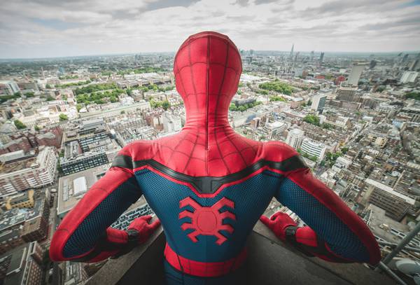 مرد عنکبوتی در حال نگاه کردن به شهر از بالای برج