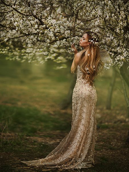 دختر زیبا روی زمینه درختان گلدار