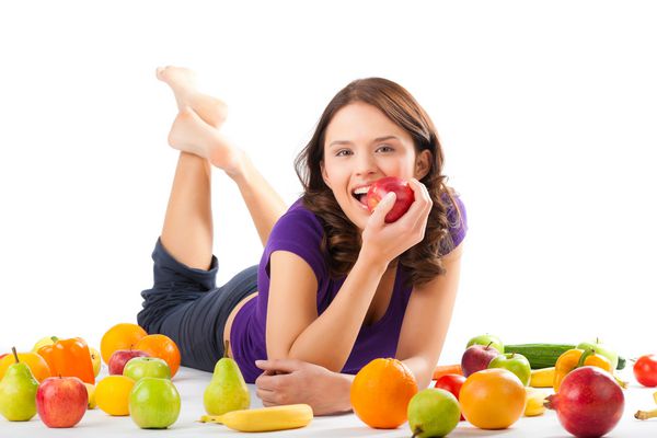 خوردن سالم زن خوشبخت با میوه و سبزیجات در حال خوردن یک سیب است