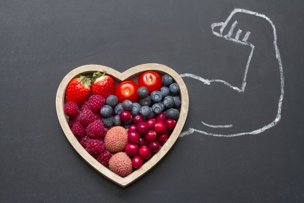 مفهوم انتزاعی قلب رژیم غذایی سلامت با دست قویمن روی تخته سیاه