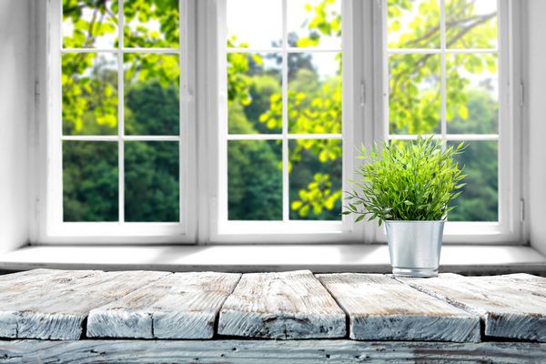 میز فضای آزاد با گیاهان سبز و پنجره زمان بهار
