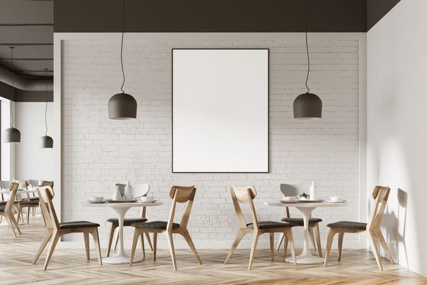 فضای داخلی کافه سفید با کف چوبی پنجره های بلند و صندلی های خاکستری و چوبی نزدیک میزهای گرد یک پوستر نمای جانبی رندر سه بعدی را مسخره کنید
