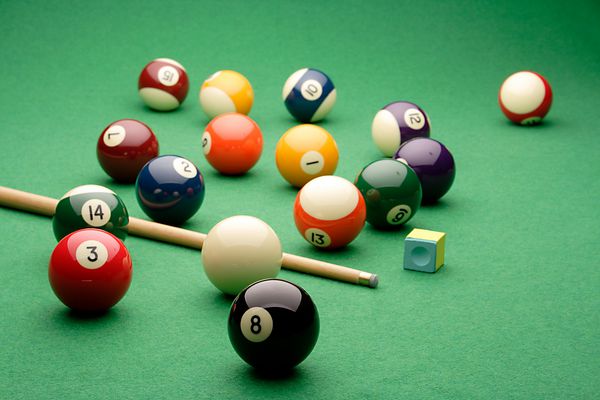 زندگی مستمر مجموعه ای از اسکناس های SNOOKER POOL در یک جدول SNOKER BILLIARDS