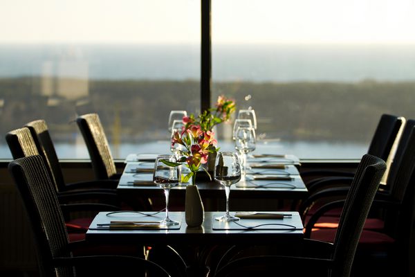 فضای داخلی رستوران مدرن با منظره ساحلی