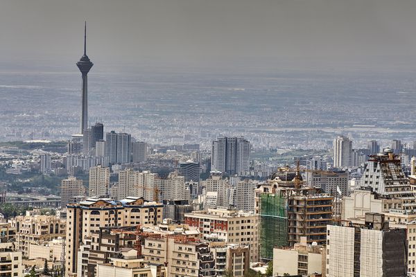 تهران ایران 28 آوریل 2017 نمای عالی منطقه مسکونی با ساختمانهای آپارتمان چند طبقه جرثقیل ساختمان و برج تلویزیون
