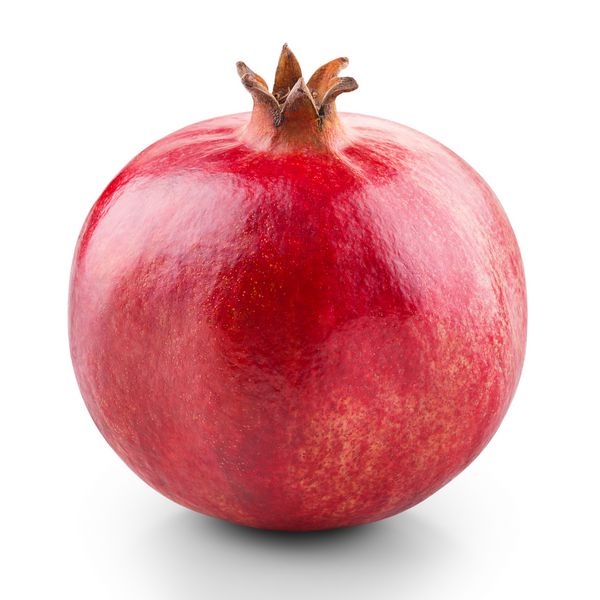 یک میوه انار جدا شده روی سفید