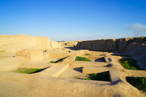 ویرانه های باستانی شوش در جوار شهر مدرن ایران شوش