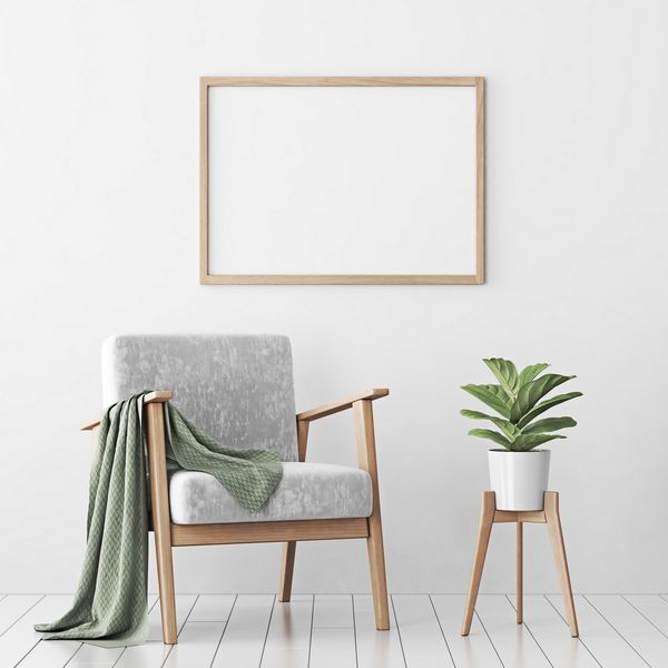 پوستر داخلی با قاب چوبی خالی افقی صندلی خاکستری و درخت در سبد حصیری در اتاق با دیوار سفید مسخره می کند رندر سه بعدی