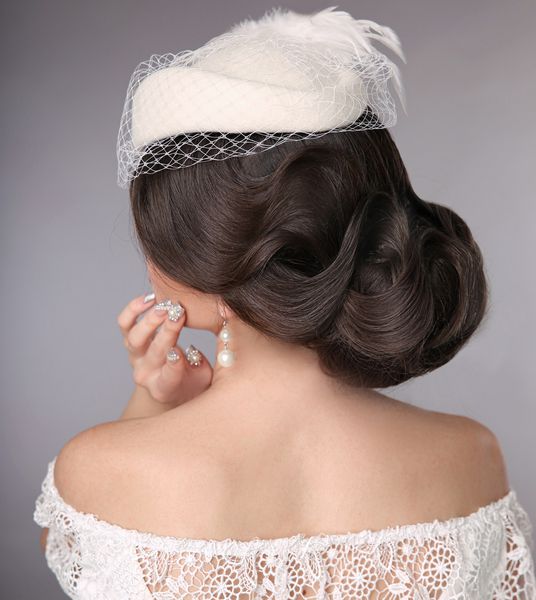 عروس با مدل موهای عروسی مدل موی موج دار نمای عقب زن یکپارچهسازی با سیستمعامل با پوشیدن کلاه سفید جدا شده در پس زمینه خاکستری استودیو