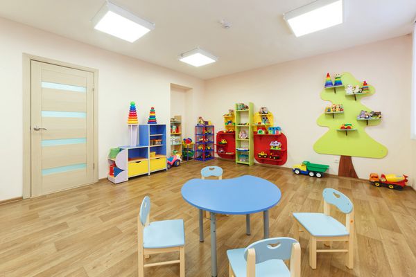 میز آبی برای کلاس ها با کودکان و اتاق بازی با رنگ صورتی روشن در مهد کودک