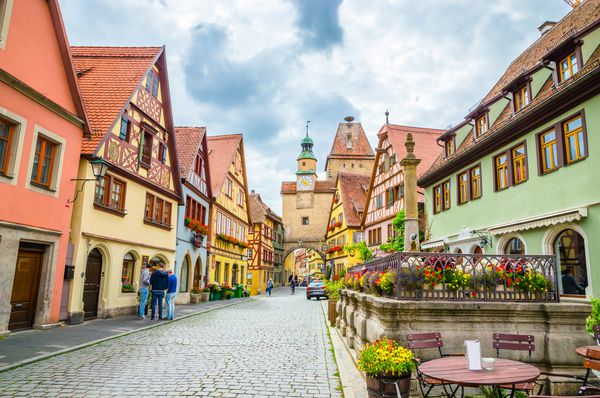 خیابان های زیبا در Rothenburg ob der Tauber با خانه های سنتی آلمانی بایرن آلمان