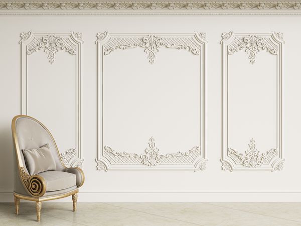 صندلی باروک کلاسیک در فضای داخلی کلاسیک دیوارها با قالبهای تزئین شده و قرنیزهای تزئین شده طبقه سنگ مرمر