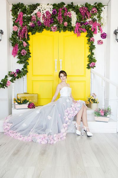 دختری با لباس زیبا در استودیوی گل