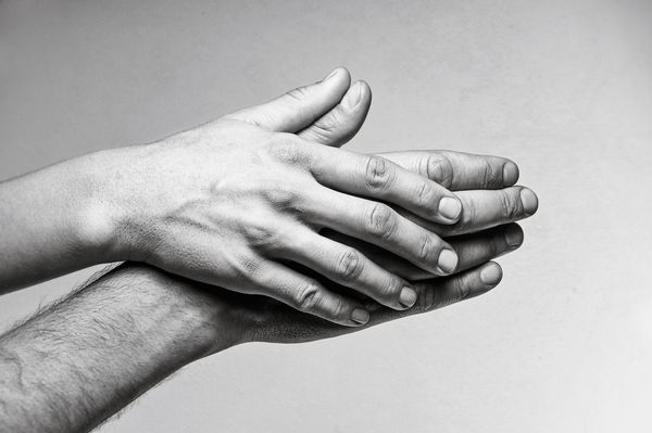 مفهوم مراقبت حساسیت محافظت دستان نر و ماده به یکدیگر لمس می كنند