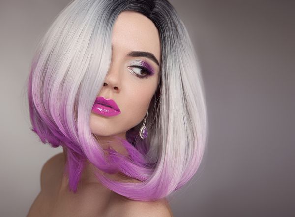 مدل موهای کوتاه Ombre bob آرایش بنفش زن زیبا برای رنگ آمیزی مو مدل موهای مرسوم مد روز مدل با مدل موهای کوتاه براق مفهوم رنگ مو سالن زیبایی