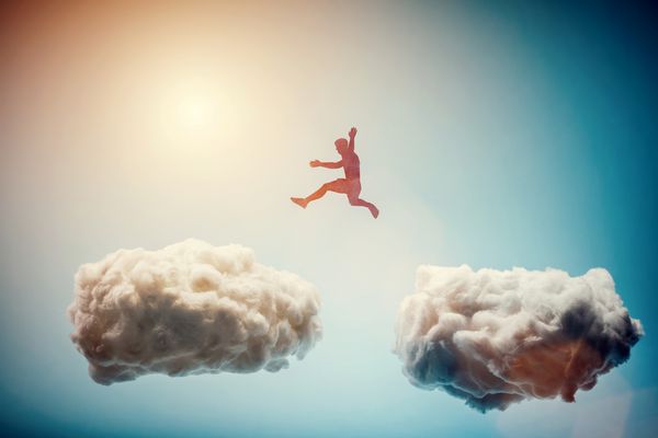 مردی که از یک ابر به ابر دیگر می پرید خطرات و مفهوم چالش غلبه بر مشکلات برنده شدن