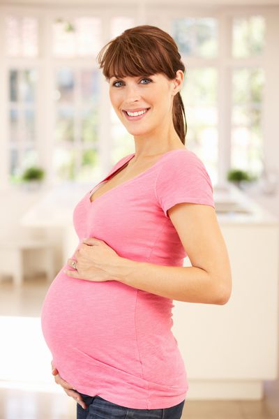 زن باردار در خانه