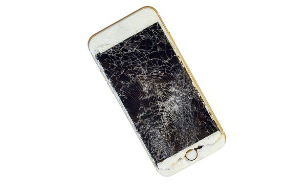 تلفن هوشمند مدرن با صفحه نمایش بسیار شکسته جدا شده در پس زمینه سفید