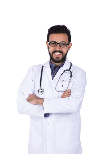 یک پزشک جوان در آغوش ایستاده و با لبخندی جدا شده بر روی زمینه سفید