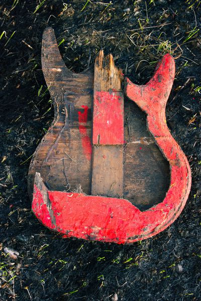 گیتار برقی تصویری که به آتش کشیده شده بود در زمین سوخته