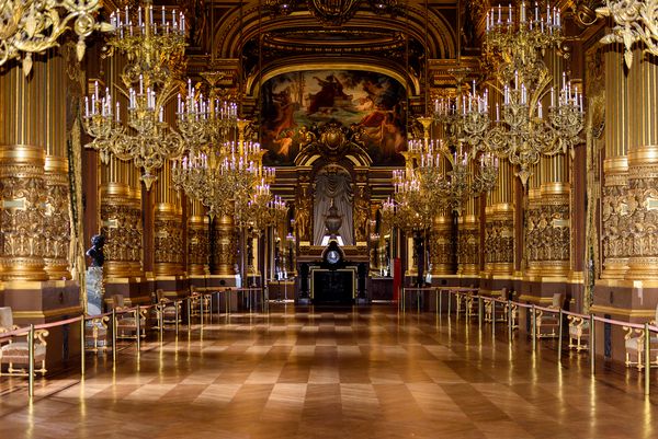 PARIS 1 آوریل 2018 لوستر فوی بزرگ Palais Garnier یک خانه اپرا در پاریس فرانسه