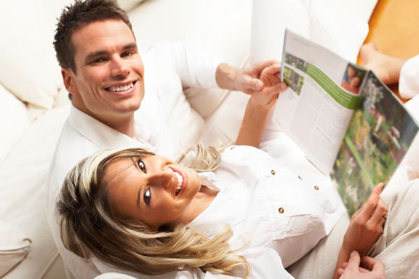 مجله خواندن عاشقان جوان در آپارتمان راحت