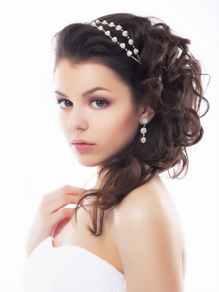 پرتره عروس مد جوان زیبا که از پس زمینه سفید جدا شده است جواهرات و لوکس سبک عروسی